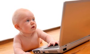baby-using-laptop-006